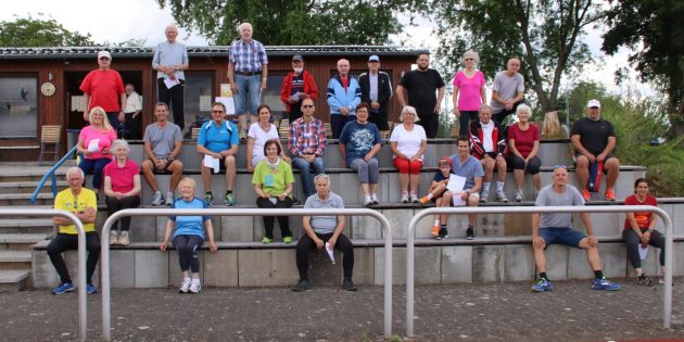 Ein erfolgreiches Jahr 2019 wurde unter freiem Himmel, mit Abstand und ohne Händedruck bei der Gratulation und Urkundenüberreichung für das Deutsche Sportabzeichen gefeiert. Foto: Hannelore Nowacki