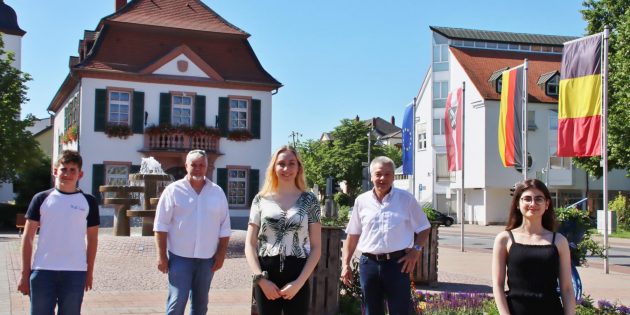 Der Jugendbeirat wird von den etwa 2.400 wahlberechtigten Lampertheimer Jugendlichen im Wahlzeitraum vom 17., 18. und 19. September gewählt. Malik Saleh will wieder kandidieren, Isabell Mayer und Theodora Nikolakopulou (rechts) sind dann über das erlaubte Alter hinaus. Beim Pressegespräch warben Fachdienstleiter Manfred Scholz und Bürgermeister Gottfried Störmer (rechts) für die Teilnahme an der Wahl. Foto: Hannelore Nowacki