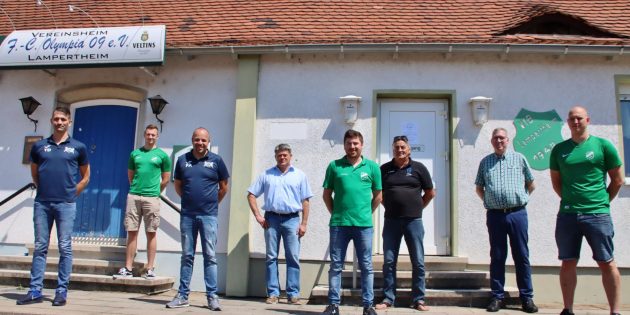 Die Spielgemeinschaft mit dem FC Olympia und dem VfB Lampertheim ist gegründet. Beim Pressetermin waren (von links) Trainer Thomas Düpre, Manuel Tiefel (Sportausschuss), Patrick Andres (Sportausschuss-Vorsitzender SG), Thomas Sickinger und Sascha Betz (bei im VfB-Vorstand), Reinhard Wistuba (FOC-Vorsitzender), Moderator Uwe van gen Hassend und Trainer Tim Feldhinkel. Foto: Hannelore Nowacki