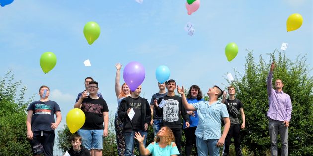 Zum Abschluss ihrer Schullaufbahn ließen die Neuntklässler der Nibelungenschule Luftballons in den Himmel steigen. Foto: Petra Gahabka