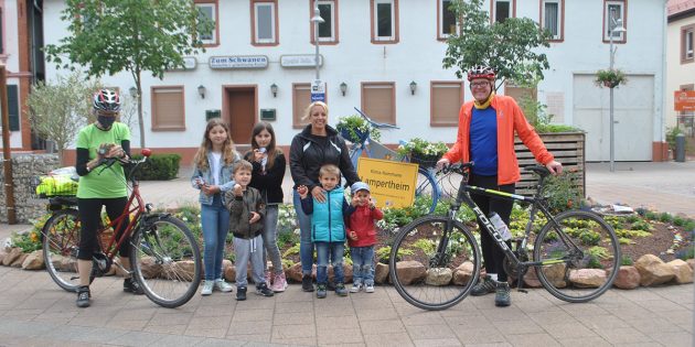 Es grünt so grün in Lampertheim… Auf dem Europaplatz erfreut derzeit ein temporärer Garten die Augen der Betrachter und weist auf die Aktionen Stadtradeln, Essbare Stadt sowie die Rheinsteine hin. Foto: Benjamin Kloos