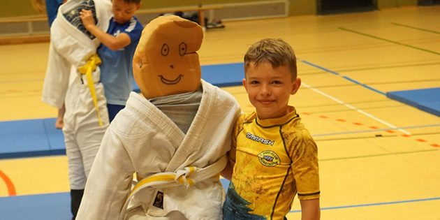 Kinder-Judo-Training mit selbstgebastelten Trainingspuppen 