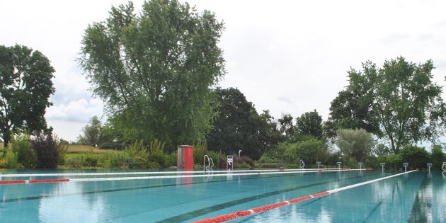 Alles ist vorbereitet: Am Mittwoch öffnet das Waldschwimmbad in Bürstadt seine Pforten und lädt zum Sprung ins kühle Nass ein. Foto: Benjamin Kloos