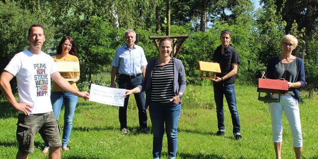Der erste Vorsitzende des Vogelparks, Stephan Germann (l.) freut sich sehr über die Spende des Kollegiums der Biedensandschule. Von links: Nadine Geyer vom Personalrat der Biedensandschule, Bürgermeister Gottfried Störmer, Konrektorin Julia Hois, Dirk Dewald vom Stadtmarketing und Sibylle Hermanns, Rektorin der Biedensandschule. Eva Wiegand