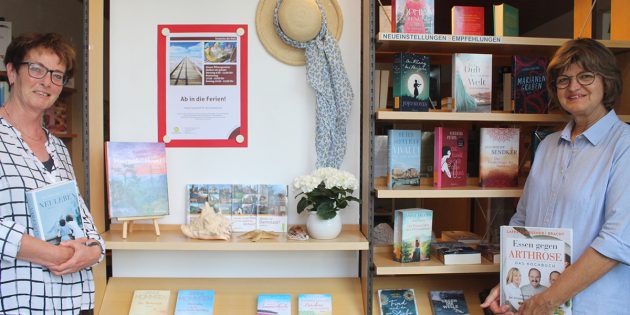 Siegrun Licht und Ulrike Schmitzer zeigen die neu angeschafften Bücher der KÖB Biblis. Diese können ab sofort ausgeliehen werden.  Foto: Eva Wiegand