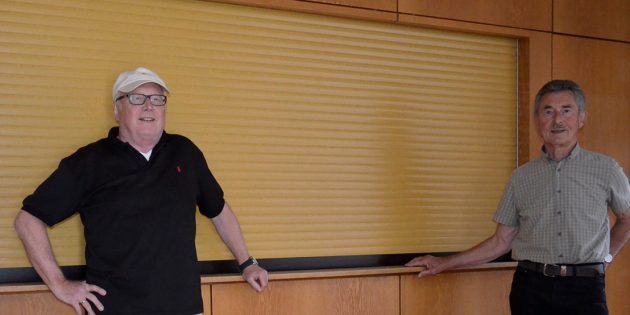 Gerhard Keim, stellvertretender Verwaltungsratsvorsitzender, und Bernhard Appelt vom Wirtschaftsausschuss (v.l.) vor dem geschlossenen Ausschank. Wann im Canisiushaus wieder Veranstaltungen stattfinden, kann derzeit niemand sagen. Foto: Petra Gahabka