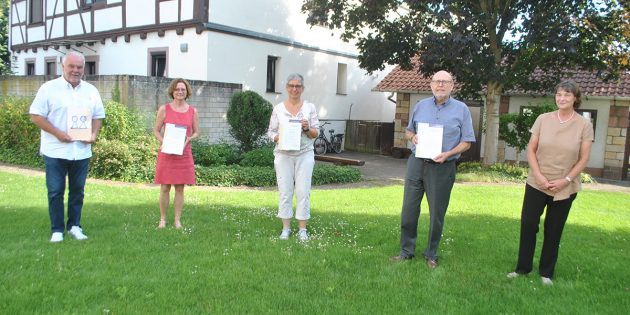 Mit Abstand: Die Vertreter der Diakoniestiftung Lampertheim präsentieren die Urkunden der neuen Zustifter – sowie von zwei „Wiederholungstätern”. Foto: Benjamin Kloos
