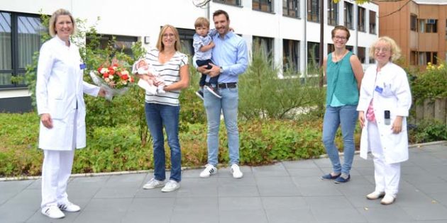 Die kleine Leonie ist das 500. Baby, das 2020 im Kreiskrankenhaus in Heppenheim das Licht der Welt erblickt hat. Am Mittwoch war sie mit ihrem Brüderchen Paul, Mama Sarah und Papa Dominik bei Dr. Cordula Müller, Chefärztin der Frauenklinik (rechts), Dr. Anja Herbert (links) und Hebamme Martha Greif (2. von rechts) zu Besuch, die Mutter Sarah bei der Geburt begleitet hatten. Foto: Kreiskrankenhaus Bergstraße