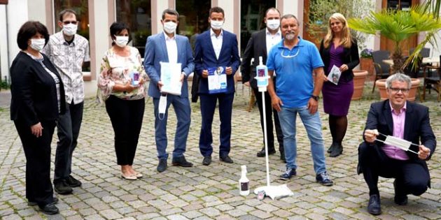 Landrat Christian Engelhardt (rechts) stellte gemeinsam mit Vertretern der Gastronomie und Bergsträßer Unternehmen das Hygienepaket für Bergsträßer Gastronomen vor. Foto: OH
