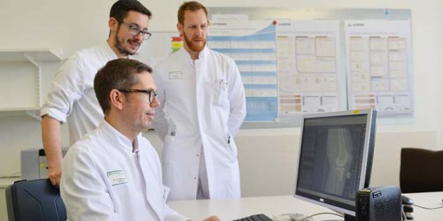 Dr. Sebastian Weihrauch (vorne) bei der Planung einer Gelenkersatz-Operation. Foto: Klinikum Worms/Pakalski