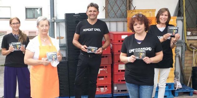 Susanne Hagen, Diakonisches Werk Bergstraße, Maria Glaser, Teamleiterin Tafel Bürstadt für die Freitagsausgabe, Hermann Hofmann, Herausgeber, Sänger, Produzent der Mundart CD, Polina Blinova, Helferin Tafel Bürstadt und Dr. Ute Weber-Schäfer, Diakonisches Werk Bergstraße (von links). Foto: oh