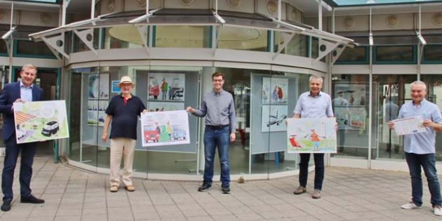 Werbung für die Ausstellung „Klimawandel beGreifbar“ vom 11. bis 21. Juli im Schillercafé bei freiem Eintritt, geöffnet an den Markttagen dienstags und samstags. Im Bild (von links): Kreisbeigeordneter Karsten Krug, Helmut Hummel, Marius Schmidt (beide im Arbeitskreis), Bürgermeister Gottfried Störmer und Ludwig Baumgartner von der vhs. Foto: Hannelore Nowacki