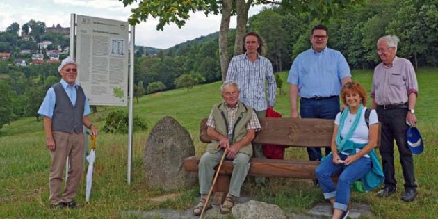 Bei der Einweihung der Geopunkt-Tafel waren sich nicht nur Bürgermeister Michael Helbig (2. von rechts stehend) und Dr. Jutta Weber einig, dass dieser idyllische Platz mit Blick auf den Galgenberg und die Burg Lindenfels der ideale Ort für eine Rast ist. Foto: Geo-Naturpark Bergstraße-Odenwald