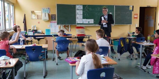Landrat Christian Engelhardt beim Schulbesuch an der Schule in den Weschnitzauen in Biblis, wo ab kommendem Frühjahr ein Schulneubau entsteht. Foto: oh