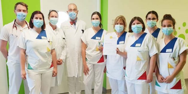 Prof. Dr. Heino Skopnik (4. von links) zeigt sich froh, dass die freiwillige Überprüfung den selbstgesteckten Anspruch bestätigen. Foto: Klinikum Worms