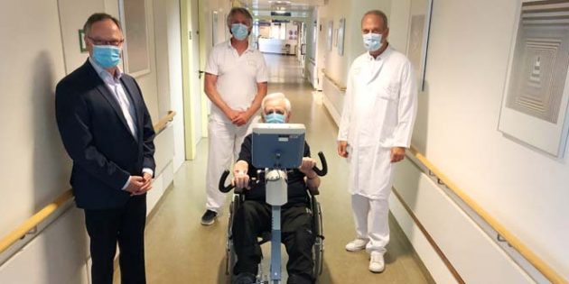 Michael Schmidt, Vorsitzender des Fördervereins, Stefan Glaser und Prof. Dr. Jochen Blum (von links) bei der Übergabe des neuen Thera-Trainers. Foto: Klinikum Worms