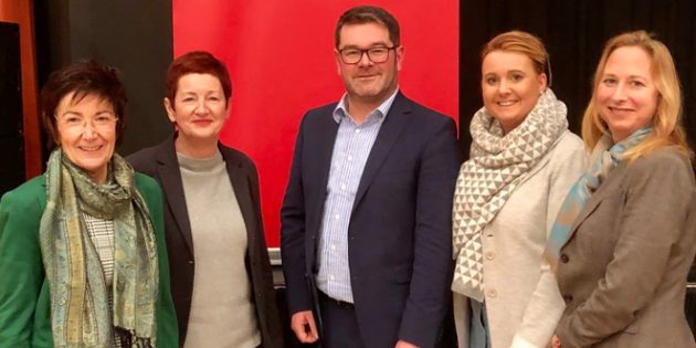 Bürgermeisterin Barbara Schader, Ursula Cornelius, Stadtverordnetenvorsteher Jürgen Eberle, Julia Kilian-Engert und Kirstin Garb. Foto: ohBürgermeisterin Barbara Schader, Ursula Cornelius, Stadtverordnetenvorsteher Jürgen Eberle, Julia Kilian-Engert und Kirstin Garb. Foto: oh