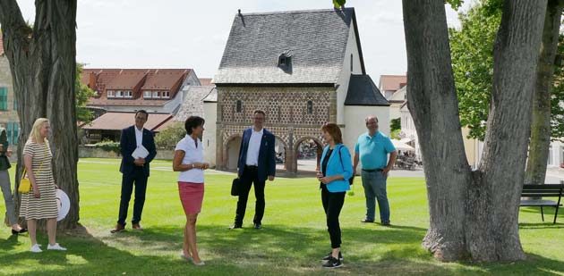 Lucia Puttrich im Gespräch mit der Geschäftsstelle des Geo-Naturpark Bergstraße-Odenwald e.V. und Geschäftsführerin Dr. Jutta Weber. Foto: oh