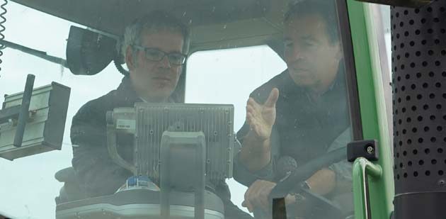 Zahlreiche Landwirte aus dem Kreis setzen bereits auf Nachhaltigkeit und moderne Technik. Davon konnte sich Landrat Christian Engelhardt bei den Besuchen landwirtschaftlicher Betrieb überzeugen, wie hier bei der Adam GbR in Biblis. Foto: oh