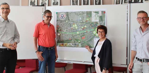 Bürgermeisterin Barbara Schader, Michael Held (von links), Jürgen Knödler und Jürgen Schmitt stellten beim Pressegespräch die aktuellen Planungen und Maßnahmen zum Programm „Sozialer Zusammenhalt“ für das Fördergebiet östliche Kernstadt vor. Foto: Hannelore Nowacki