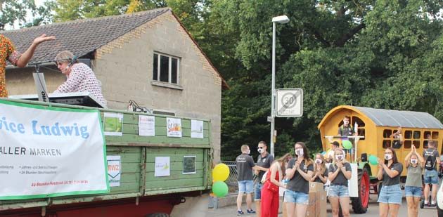Rico Bravo brachte am Samstag gute Laune und Stimmung nach Riedrode und lockte die Leute in ihre Gärten und Höfe. Foto: Eva Wiegand 