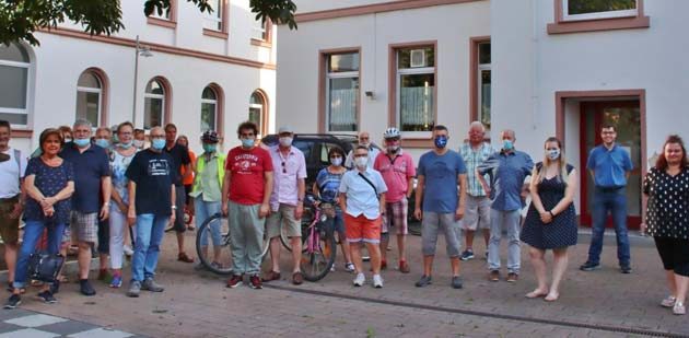 Abschluss der SPD-Sommertour war an der Alten Schule in der Römerstraße. Ein Ort, der sich nach Umbau zum Sozialzentrum entwickeln soll. Foto: Hannelore Nowacki