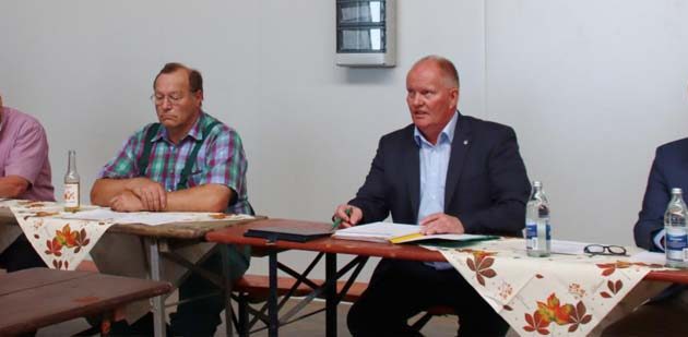 Am Erntepressegespräch nahmen auf dem Podium der Groß-Gerauer Kreislandwirt Werner Wald (von links), Dr. Willi Billau (Vorsitzender des Regionalbauernverbandes Starkenburg), Karsten Schmal (Präsident des Hessischen Bauernverbandes) und Bernd Weber, Pressesprecher des Hessischen Bauernverbandes, teil. Foto: Hannelore Nowacki