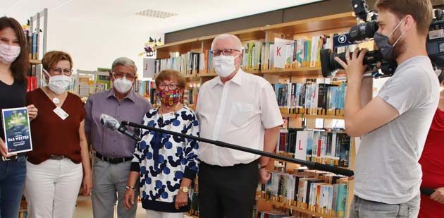 Der Beitrag des HR-Fernsehteams stellte den Fernsehzuschauern die Katholische öffentliche Bücherei in Bürstadt vor. Buchautorin Silke Hansen und Leiterin des ARD-Wetterkompetenzzentrums (links) hatte ihr neues Wetterbuch als Geschenk mitgebracht. Im Bild: Gabi Winkler, Erster Stadtrat Walter Wiedemann, Jutta Timm und Pfarrer Peter Kern.  Foto: Hannelore Nowacki