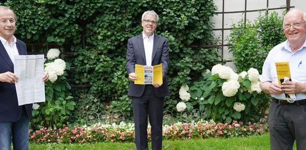 Landrat Christian Engelhardt (Mitte) stellt gemeinsam mit Nikolaus Teves (links) und Dr. Gerhard Dietz vom Kreisseniorenbeirat den neuen Flyer des Beirats zum Thema „Mahlzeitendienste und Essen auf Rädern“ vor. Foto: oh