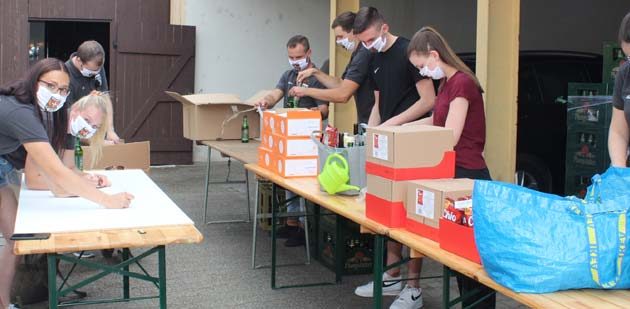 Pakete packen, Schilder malen und Dorfbrunnen putzen stand eine Woche vor dem traditionellen Kerwetreiben in Riedrode für die Kerweborsch und Kerwemädels auf dem Program. Foto: Eva Wiegand