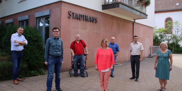 Auch beim Pressegespräch zur Vorstellung des SPD-Wahlprogramms und einiger Kandidaten zur Kommunalwahl 2021 galten die Coronaregeln mit dem nötigen Abstand und begrenzter Personenzahl im Sitzungssaal des Alten Rathauses. Im Bild (von links): Steffen Lüderwald, Marius Schmidt, Uwe Häussler, Christiane Krotz, Karl-Heinz Berg, Jens Klingler und Carola Biehal. Foto: Hannelore Nowacki