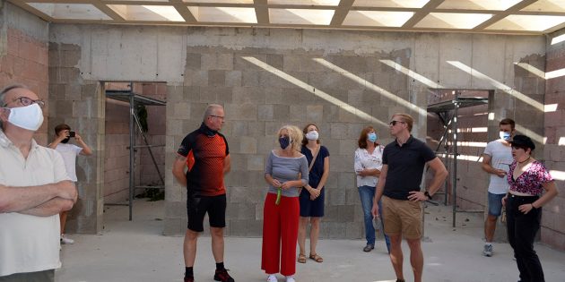 Kita-Leiterin Heike Kissel-Eltrop erläutert die Raumaufteilung im Neubau, den Sommertourlern gefiel der lichtdurchflutete Mehrzweck ausgesprochen gut. Foto: Petra Gahabka