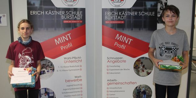 Im Rahmen des MINT-Schwerpunktes der Erich-Kästner-Schule bietet Leherein Dr. Elke Wagner-Pommerenke monatlich ein EKS-periment des Monats an. Die beiden Sechstklässler Sascha Granda und Tobias Schröder haben alle Experimente durchgeführt und wurden für ihre hervorragende Arbeit, die sie auch mit ihren erstellten Forschermappen geleistet haben, geehrt. Foto: Eva Wiegand