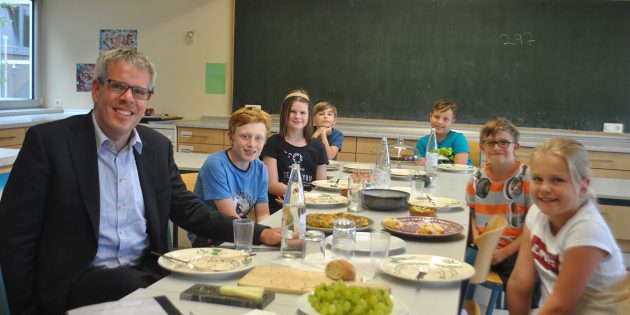 Landrat Christian Engelhardt sprach mit den Klassensprechern der Schule in den Weschnitzauen über deren Anliegen, Wünsche und Ansichtspunkte zur Zukunft ihrer Schule. Foto: Benjamin Kloos