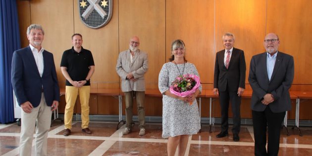Unter dem Stadtwappen der Stadt Lampertheim wahrten sie für das Foto Distanz (von links): Günter Loy, Kai Andres, Amtsgerichtsdirektor Lothar Schwarz, die neue Schiedsfrau Simone Günderoth, Bürgermeister Gottfried Störmer und Werner Hahl. Foto: Hannelore Nowacki