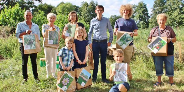 Die Preisträger des Fotowettbewerbs, die zur Preisverleihung ins grüne Paradies des NABU-Vereinsgeländes gekommen waren. Wer nicht selbst teilnehmen konnte, schickte eine Vertretung. Foto: Hannelore Nowacki