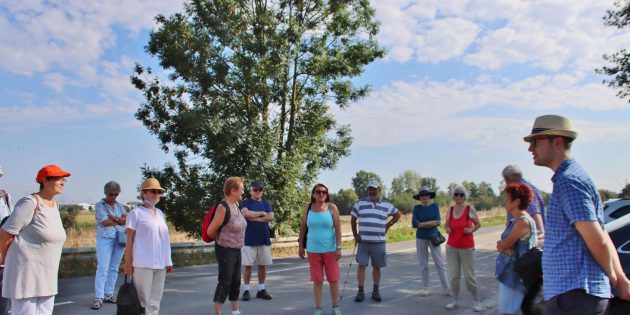 Mit dem Odenwaldklub Lampertheim unterwegs: Jetzt geht’s los zum Kulturspaziergang am Rhein. Marius Schmidt erläuterte die Route. Foto: Hannelore Nowacki