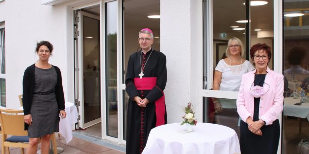 Auf der Terrasse des neuen Anbaus zum Gruppenbild mit Corona-Abstand (von links): Caritas-Direktorin Stefanie Rhein, Bischof Peter Kohlgraf, Doris Rapp (Pflegedienstleiterin und Interimsnachfolgerin des verstorbenen Günter Schwering) und Bürgermeisterin Barbara Schader. Foto: Hannelore Nowacki 