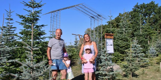Geschichte und Natur sind bei Familie Herweck auf freier Flur vereint, die an dieser Stelle mit ihrem Flurnamen an die frühere Hochgerichtsstätte erinnert. Foto: Hannelore Nowacki