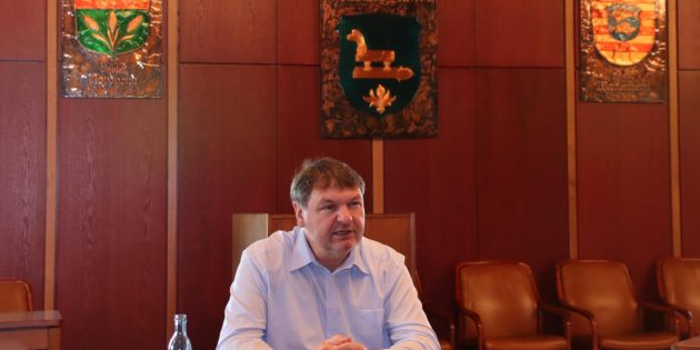Bürgermeister Volker Scheib ist seit 1. April im Amt. Heiße Eisen schmiedet der gelernte Schmied jetzt auch. Foto: Hannelore Nowacki