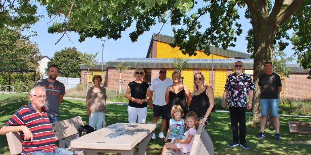 Ein schöner Platz unter der Eiche für die neue Sitzgruppe. Die Spender waren vertreten durch Patrick und Janine Kohl mit Kindern für Vater Reinhold Kohl, Anita Müller, Mutter von Apotheker Hermann Müller von der Marienapotheke und Inge Friedle. Von der Sitzbankgruppe „Eine Sitzbank von Bürgern für Bürger“ nahmen an der Einweihung in der alla hopp!-Anlage Frank Gumbel (vorne), Renate Gayer (3. von links hinten), Peter Hölzel, Friedolf Jötten (2. von rechts) und Bernd Deckenbach teil. Foto: Hannelore Nowacki
