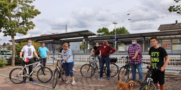 Zur SPD-Sommertour hatte der Ortsverein Biblis-Nordheim-Wattenheim eingeladen. Mit Landratskandidat Karsten Krug (links) und Alexander Dinges (2. von links) vom Verein für Heimatgeschichte Nordheim war die Fahrt ins Grüne politisch und historisch informativ aufgeladen. Foto: Hannelore Nowacki