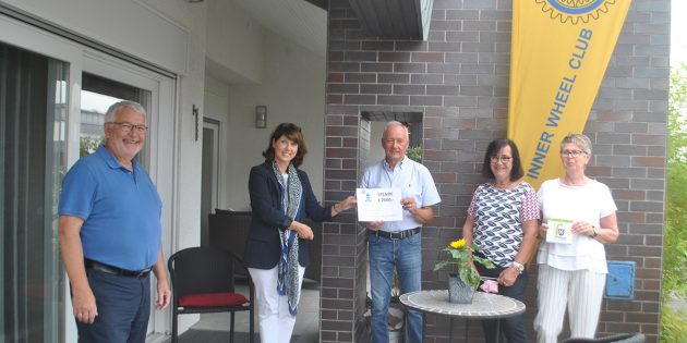 „Vielen Dank für die Wertschätzung unserer Arbeit”: Erich Maier, Vorsitzender der Bürgerstiftung Lampertheim (Mitte) und Dieter Goll (l.) freuen sich über die Unterstützung seitens des Inner Wheel Clubs Mannheim um Präsidentin Gisela Neuhaus (2.v.l.), Traudel Münch (2.v.r.) und Irene Landrock (r.).  Foto: Benjamin Kloos