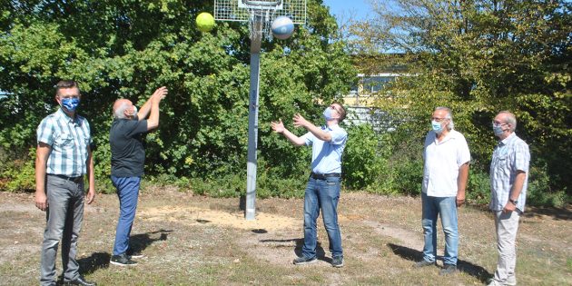 Zielsicher: Sportcoach Marius Schmidt (Mitte) mit Basketball und Klaus Schlappner (2.v.l.), natürlich mit Fußball, weihen den neuen Basketballkorb beim TVL ein – sehr zur Freude des Ersten Stadtrats Jens Klingler (l.), dem stellvertretenden Vorsitzenden des TV Lampertheim, Rudolf Röhrig /2.v.r.) und Horst Schmitt (r.). Foto: Benjamin Kloos 