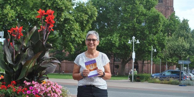 Pfarrerin Sabine Sauerwein stellte neben der neuen Broschüre über die Domkirche auch das Konzept zur offenen Kirche vor. Foto: Benjamin Kloos