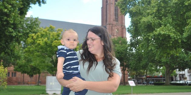 Hoffen, über die Ehrenamtsbörse eine Leihoma oder -opa zu finden: Henry und seine Mama Julia. Foto: Benjamin Kloos