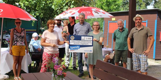 Die Lions Club Präsidentin Karin Salber überreichte im Rahmen des Sommertreffs der Lions den symbolischen Scheck an die stellvertretende Vorsitzende des Vogelparks Sandra Gogolok. Foto: Eva Wiegand