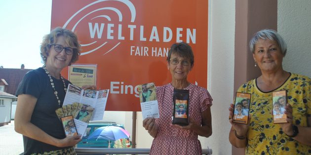 Das Team des Weltladen Lampertheim präsentiert die neue Aktionsschokolade und den Aktionskaffee – beide sollen Botschafter des fairen Handels werden. Foto: Benjamin Kloos