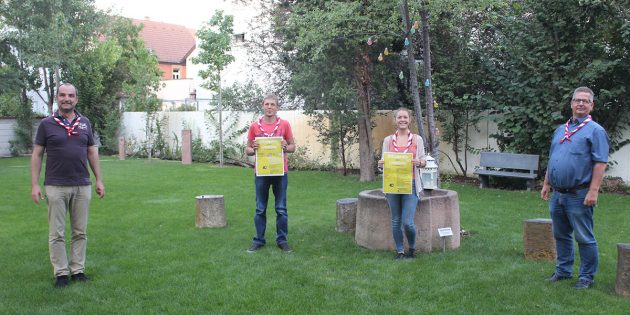 Feiern mit Abstand, aber trotzdem mit großer Freude – die St. Georg Pfadfinder und die Gemeindemitglieder der Pfarrgruppe machen es zur Kirchweih im großzügigen Pfarrgarten von St. Andreas möglich. Von links: Pfarrer Christian Rauch, Tim Siegel, Alicia Pfannmüller und Rolf Borkenhagen. Foto: Eva Wiegand
