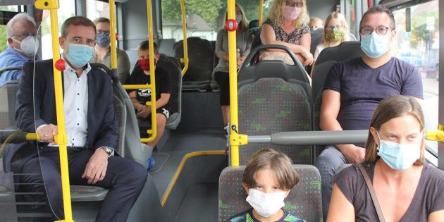 Maske auf und einsteigen: Bei zwei Probefahrten zum zukünftigen Schulstandort im früheren Schüco-Verwaltungsgebäude konnten sich die Grundschüler im Beisein ihrer Eltern mit dem Ablauf vertraut machen. Foto: Eva Wiegand